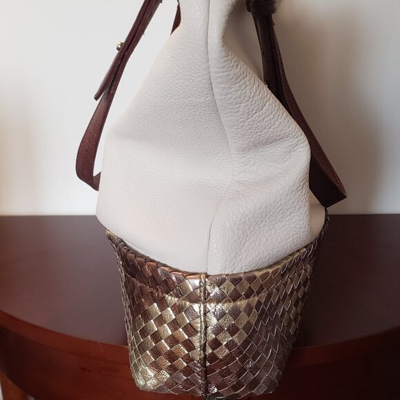 ELLIOTT LUCCA BIG WHITE PEBBLED LEATHER  BAG WITH GOLD TONES DECORATION. - Picture 4 of 12